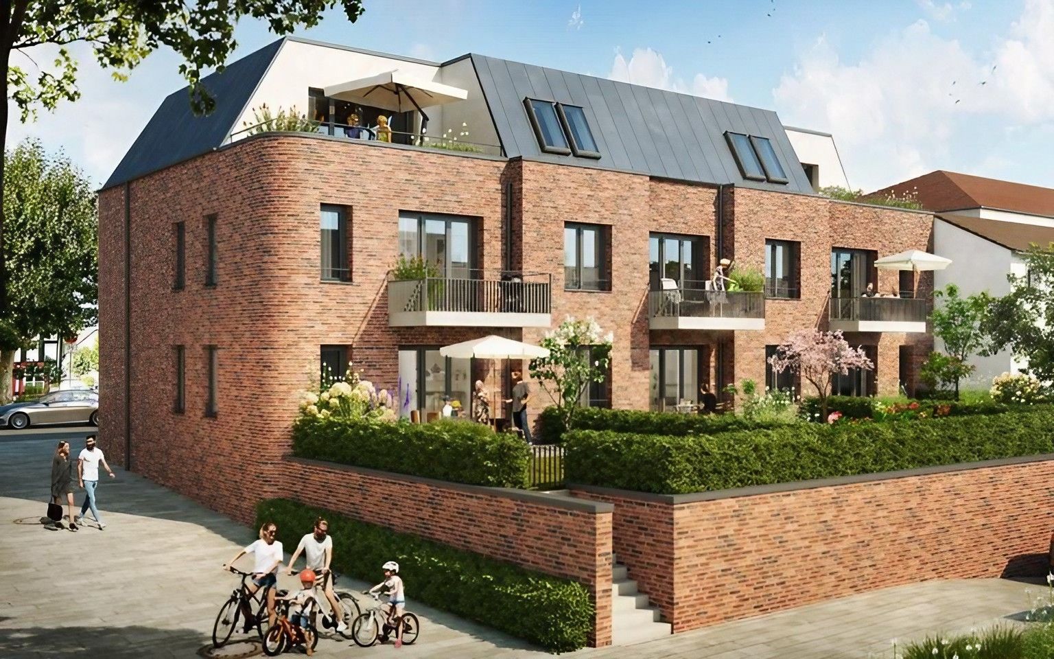 Mehrfamilienhaus aus Klinker mit Balkonen, Dachgauben und begrünter Terrasse.